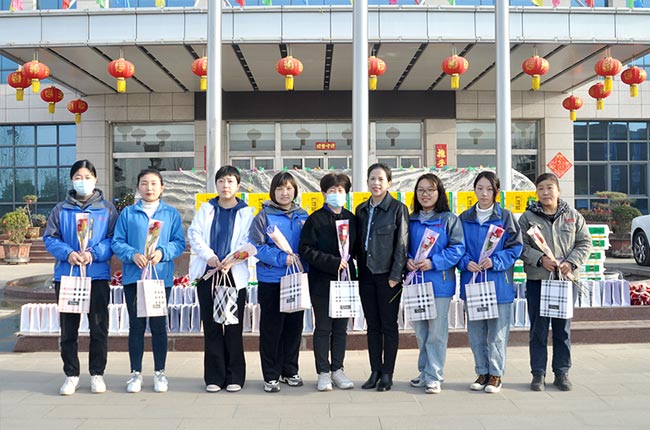 智能裝備人資總監劉玲為大家發放福利