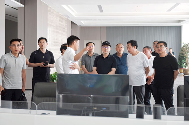 參觀遠(yuǎn)大新材料有限公司智能控制中心