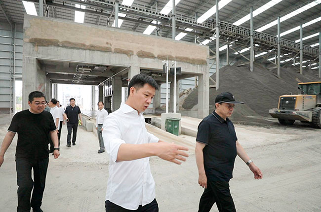 考察遠(yuǎn)大新材項目生產(chǎn)線及成品料倉.jpg