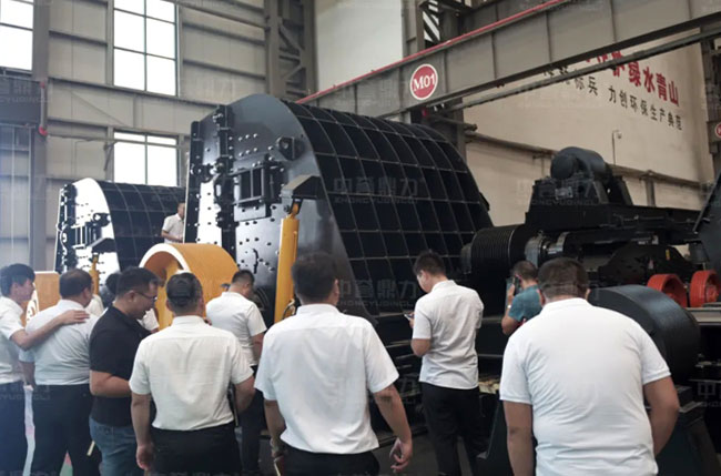給我?guī)卓钅軙r(shí)產(chǎn)300噸的錘式破碎機(jī) /chuipo/12438.html