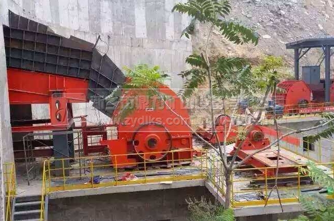 錘式破碎機(jī)在水泥廠使用現(xiàn)場(chǎng)