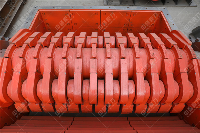 破碎機(jī)兩端整齊排列的錘頭