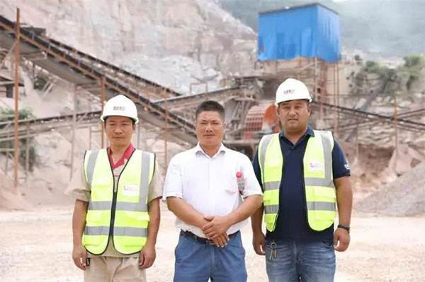 廣西服務銷售經理李華軍、安裝售后工程師靳丁文與順成石料廠總經理韋榮林合影