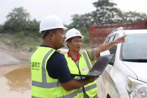 服務銷售經(jīng)理李華軍、安裝售后工程師靳丁文在交流溝通