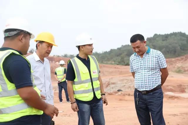 售后服務(wù)團(tuán)隊(duì)與足療嶺采石場江總現(xiàn)場溝通