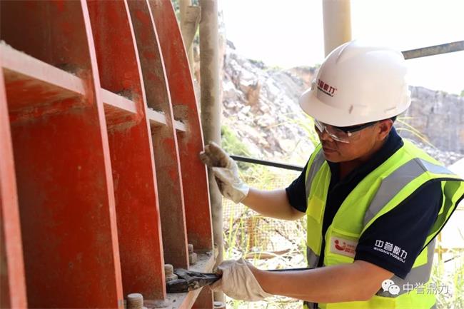 技術(shù)人員檢測破碎機(jī)使用情況