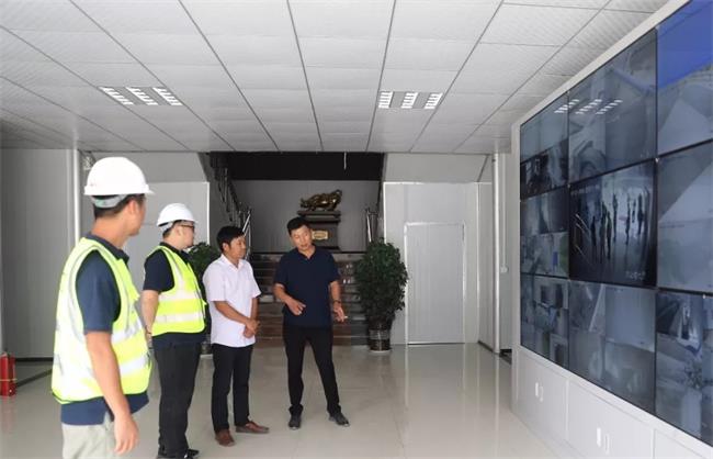 孫總為團隊介紹生產線監控系統