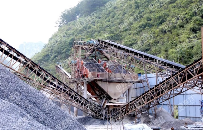 生產(chǎn)線上的振動篩和輸送設(shè)施