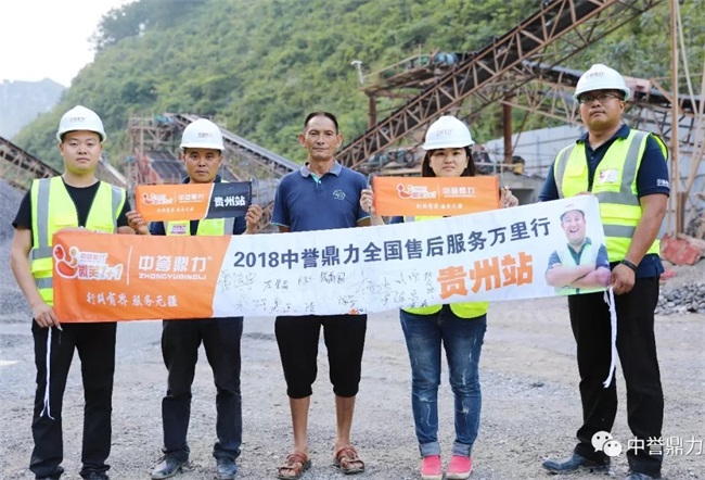 服務(wù)團(tuán)隊與負(fù)責(zé)人合影