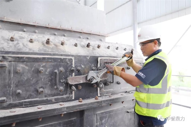 售后工程師檢修設備