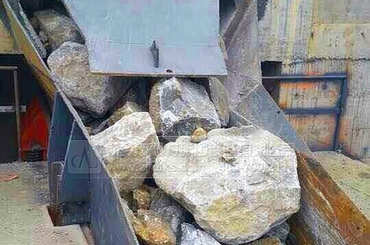 待喂入破碎機的大塊石頭
