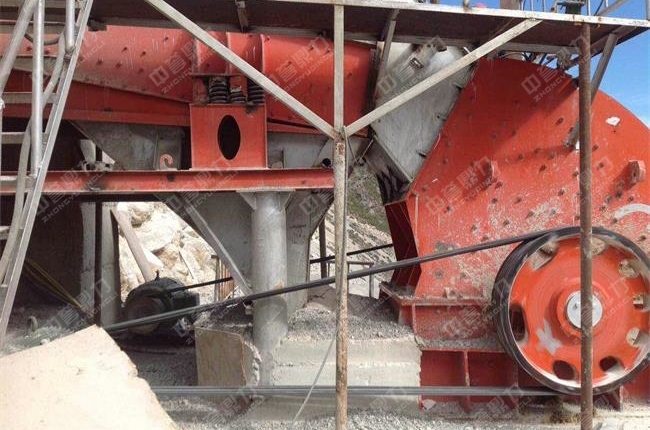 工作現(xiàn)場(chǎng)的石頭粗碎機(jī)