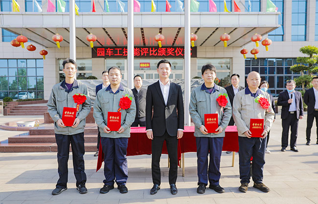 張治民董事長(zhǎng)為車工頒獎(jiǎng)并合影
