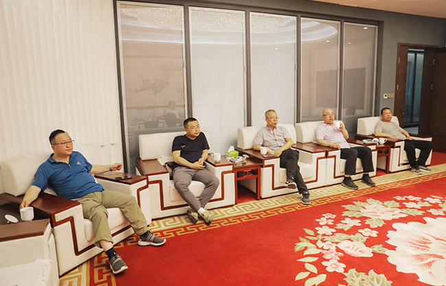 寧夏瀛海集團(tuán)董事長范海龍一行參觀中譽鼎力